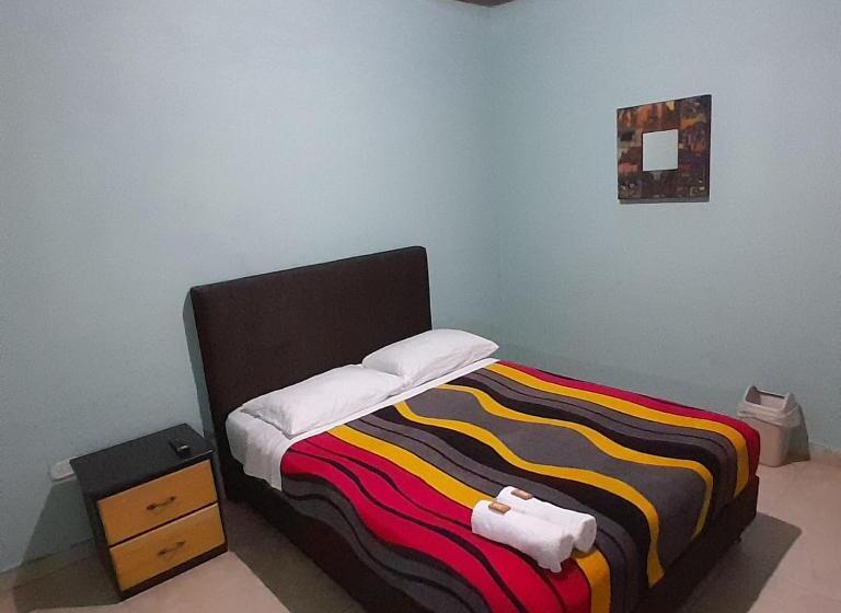 پانسیون Hostal Johnnier