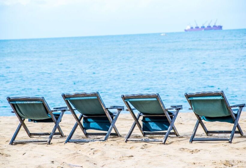 호텔 Omeesha Beach