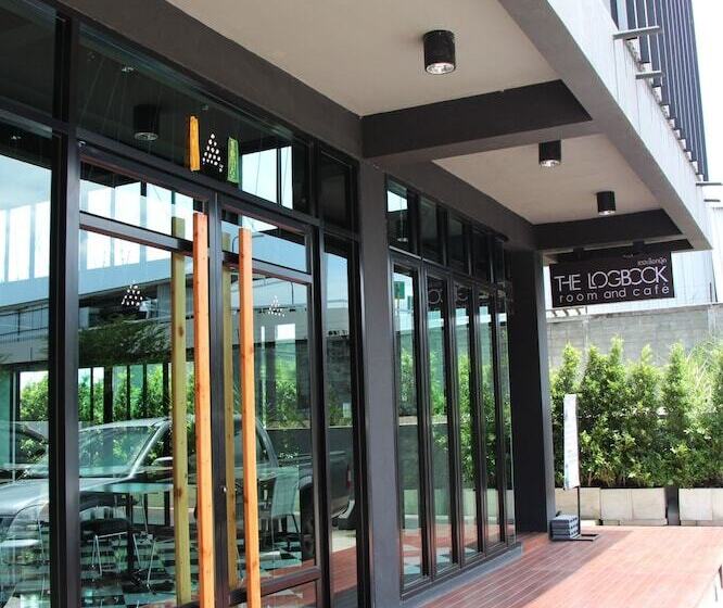 هتل The Logbook Room And Cafe