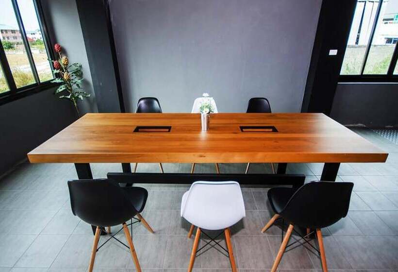 هتل The Logbook Room And Cafe