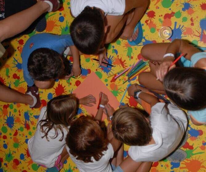 هتل Holiday World Riwo