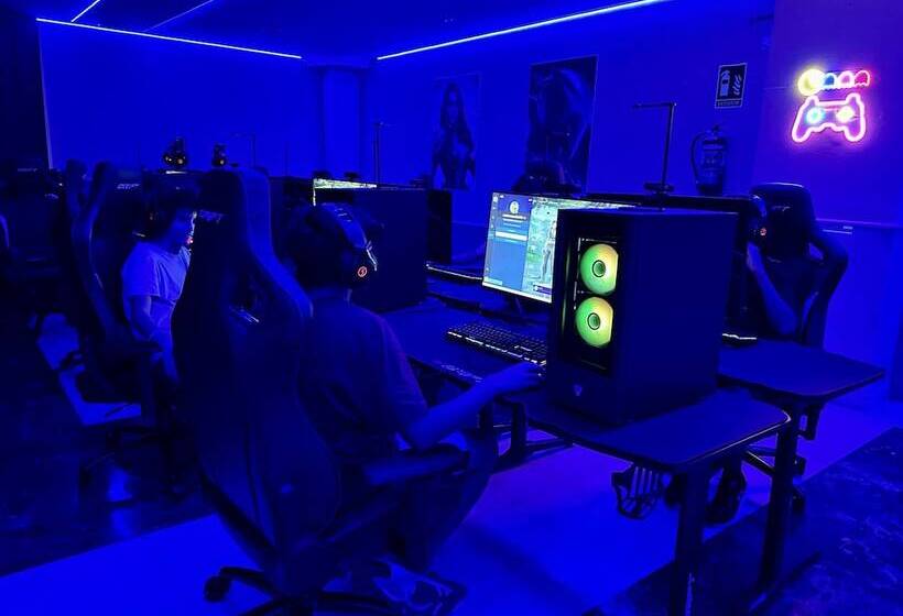 هتل Holiday World Riwo