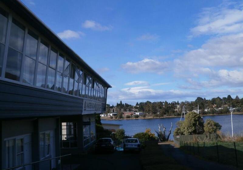 Waterfront Lodge Motel