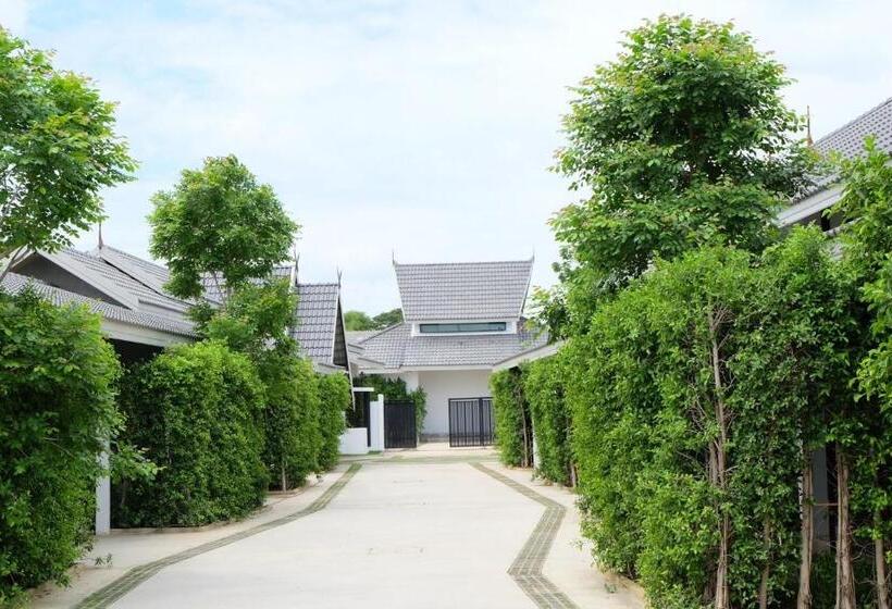 בית מלון כפרי Me2 Singhamuntra Resort Kamphaengsaen