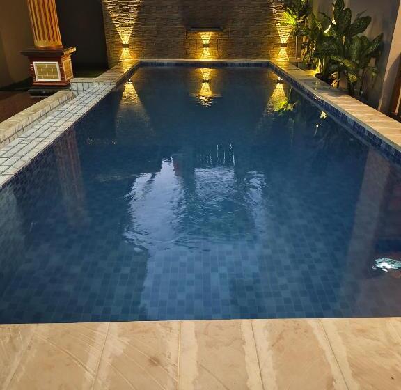 פנסיון Arrys Watukarung Surfcamp
