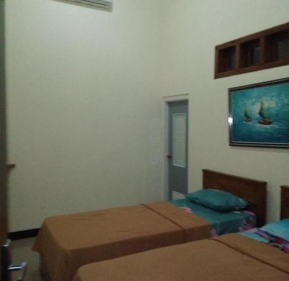 פנסיון Arrys Watukarung Surfcamp