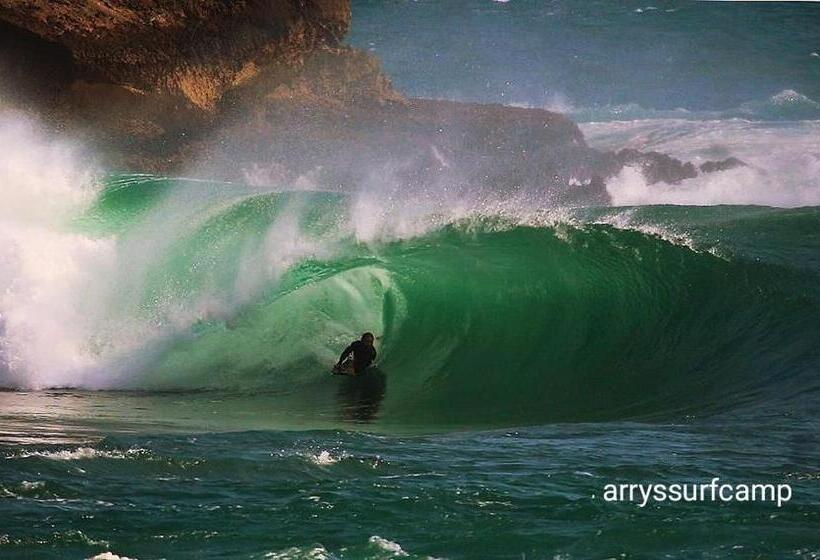 פנסיון Arrys Watukarung Surfcamp