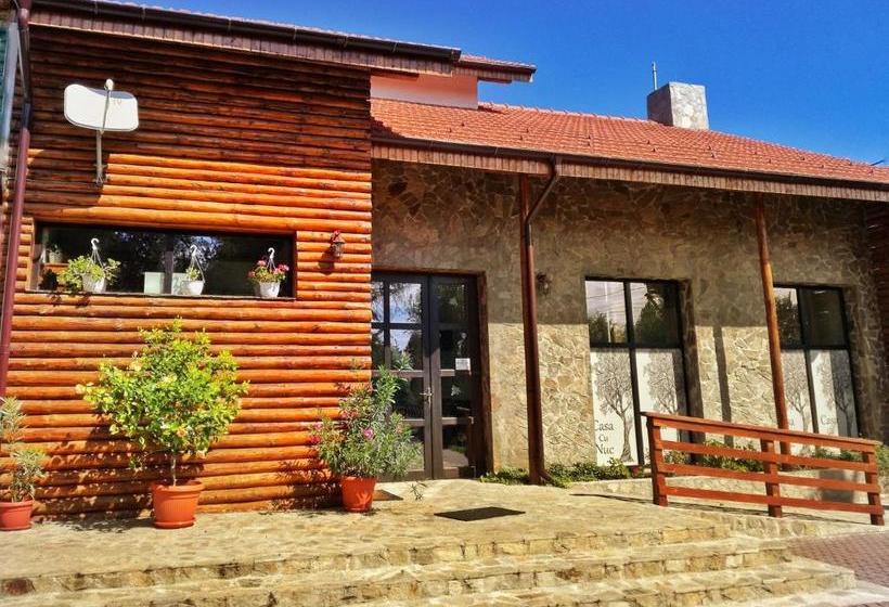 پانسیون Casa Cu Nuc