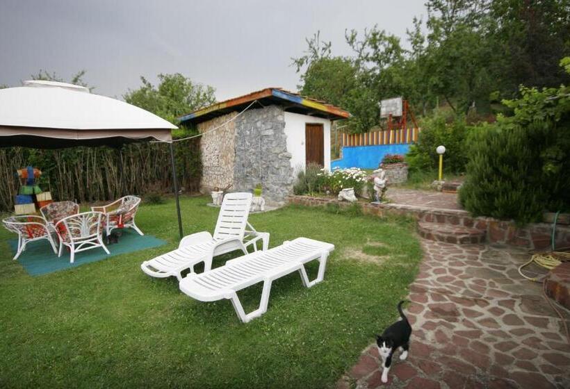 بنسيون Chuchi Guest House 1