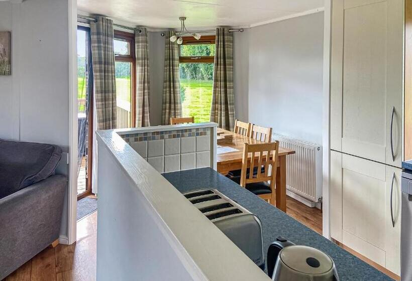 אתר נופש Athelington Hall Farm Lodges