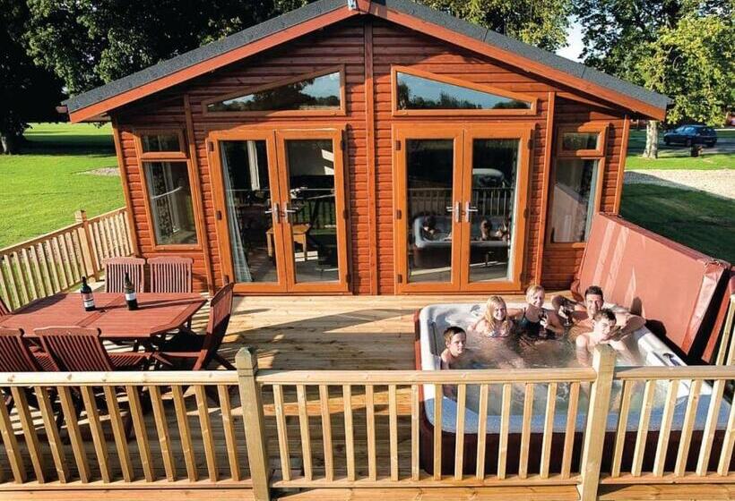 אתר נופש Athelington Hall Farm Lodges