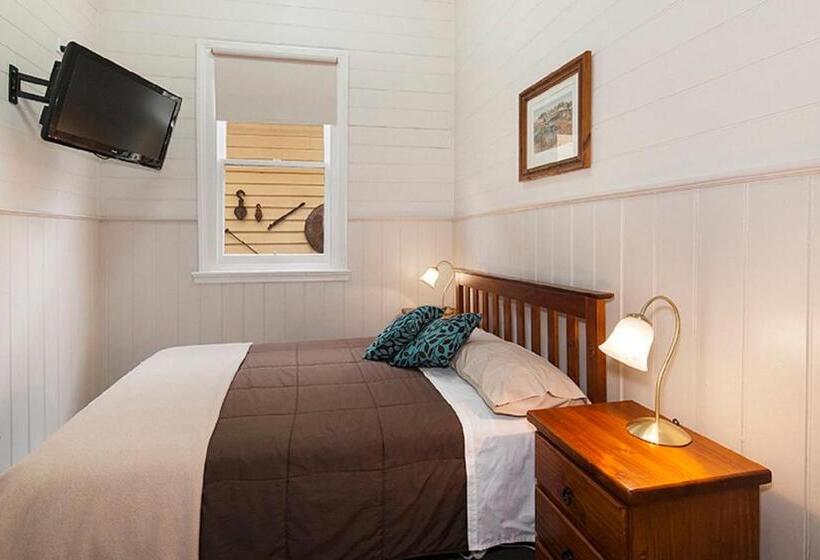 Royal Hotel Snake Valley