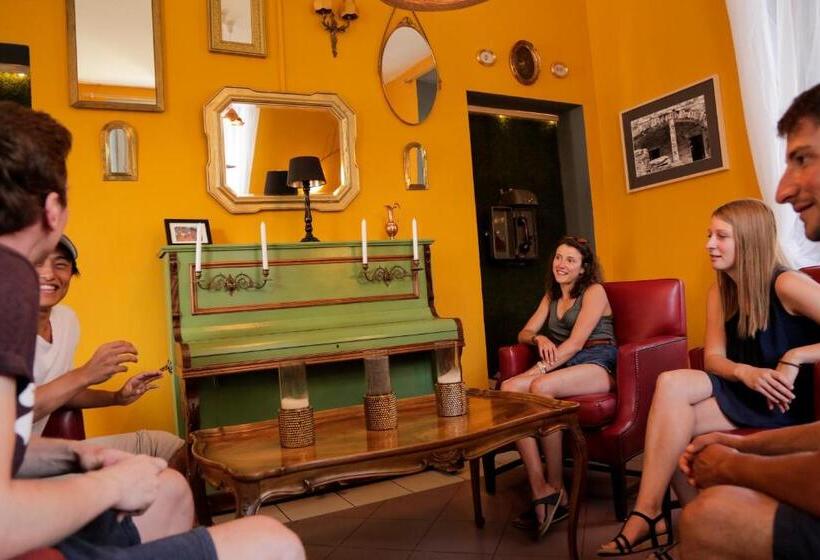 Wild Valley Hostel   Villa Edera