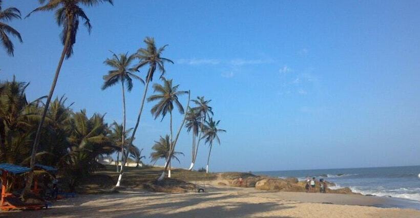 Отель Tills Beach
