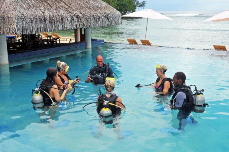 هتل Breakas Beach Resort