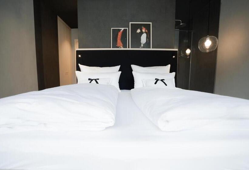 Отель Amrai Suites
