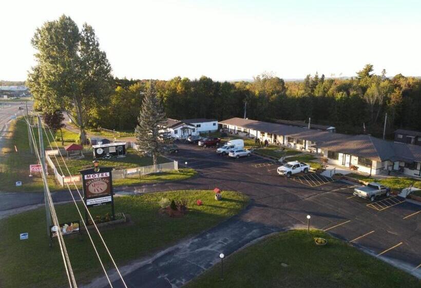فندق على الطريق Champlain Motor Inn