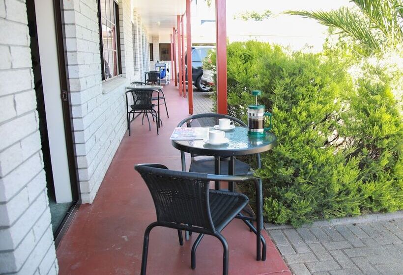 Отель Bks Palm Court Motor Lodge