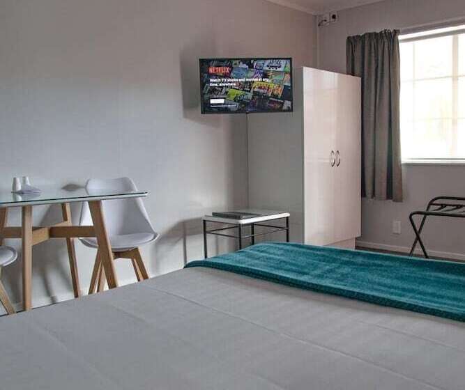 Отель Bks Palm Court Motor Lodge