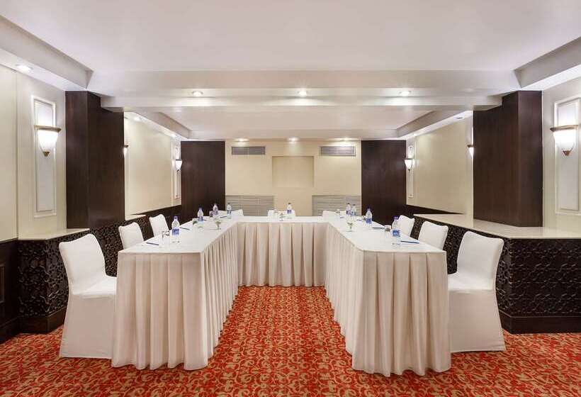 בית מלון כפרי La Place Sarovar Portico