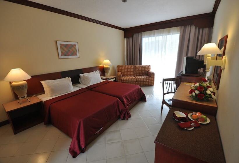 هتل Legend Cherating Beach Resort
