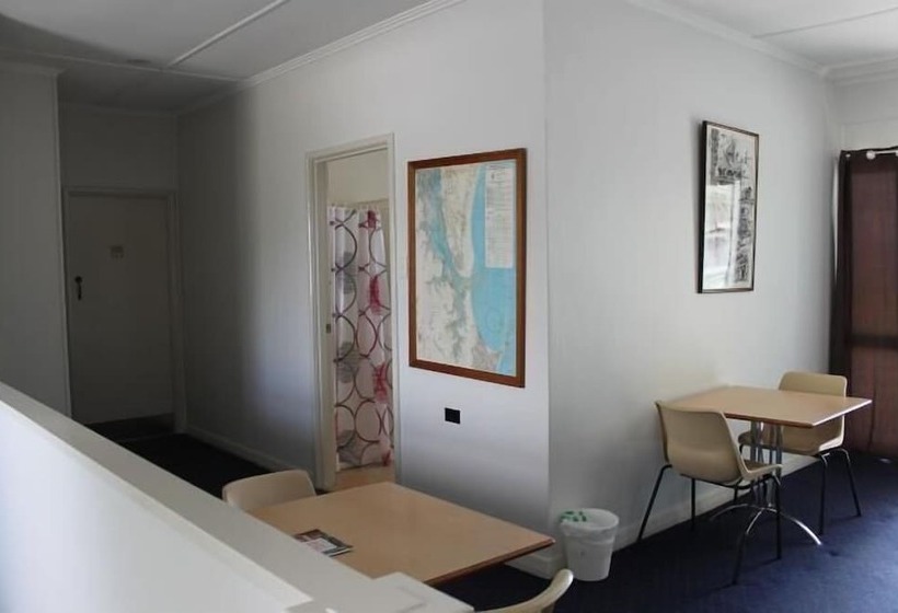 Общежитие Tin Can Bay Budget Accommodation