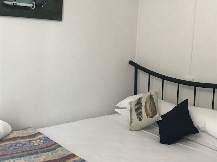 Общежитие Tin Can Bay Budget Accommodation