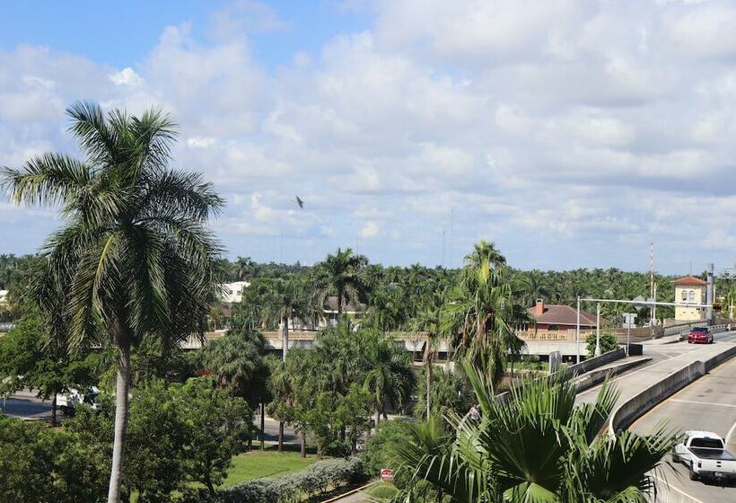 هتل On Hollywood Beach  Affordable Two Bedrooms Sleeps 6 With Two Bathrooms