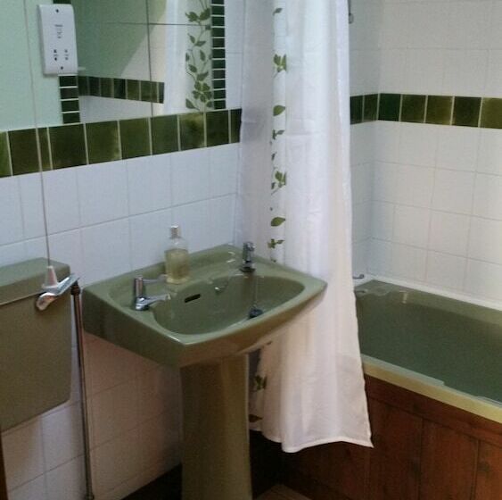 Inviting 2 Bed Cottage In Newcastle Emlyn