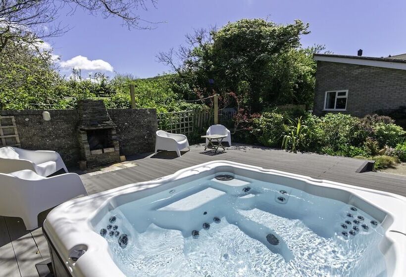 Ladywell Croyde 6 Bedrooms, Sleeps 12, Hot Tub