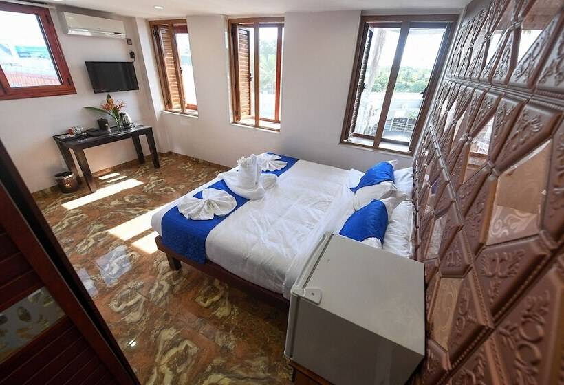 هتل The President