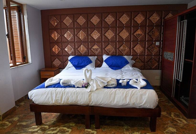 هتل The President