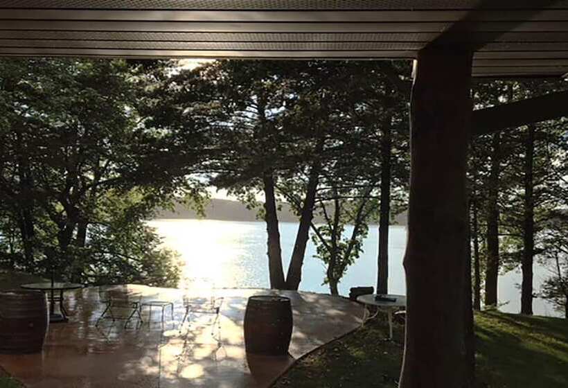 Lakefront Hideaway