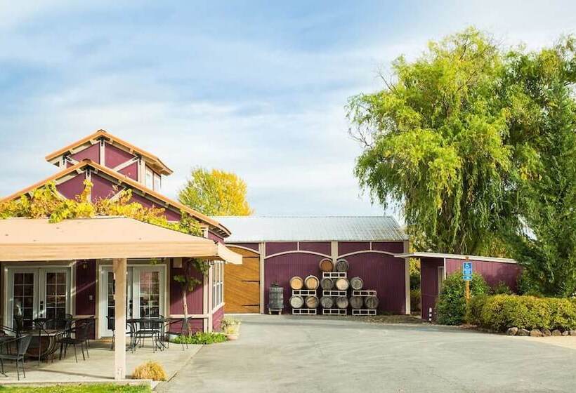 Raven Suite At Rellik House. Winery & Alpaca Farm