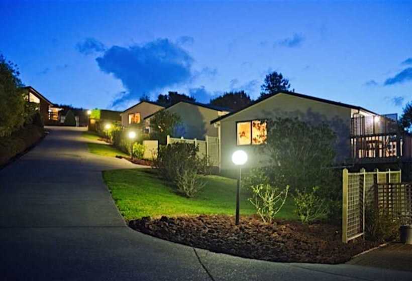 Sunseeker Cottages Motel