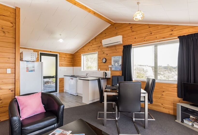 Sunseeker Cottages Motel