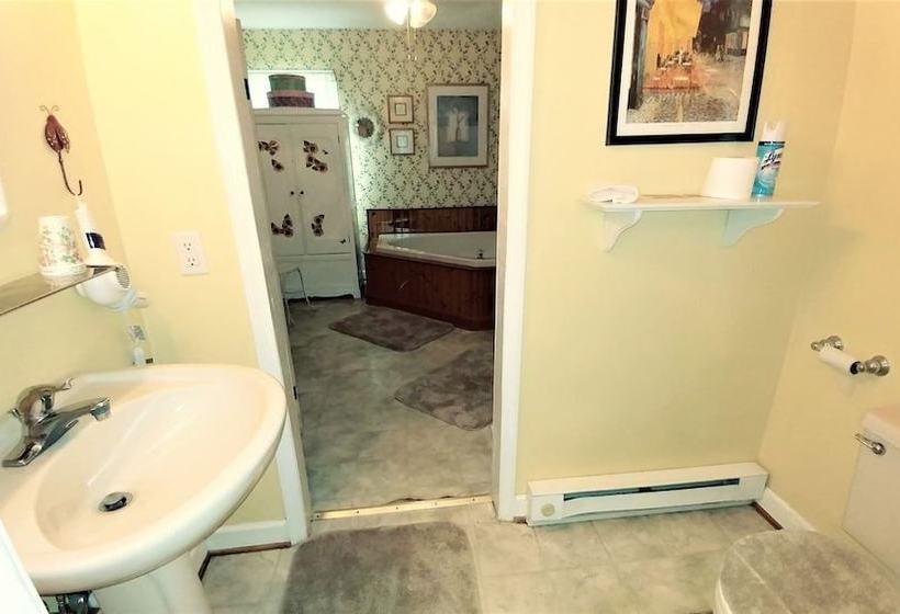 White_fence_english_ivy_cottage