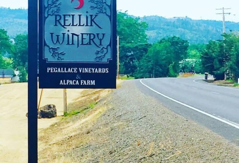 Wine Suite At Rellik House. Winery & Alpaca Farm