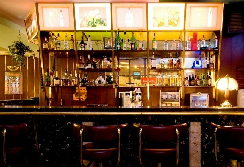 هتل Sangate  Airport