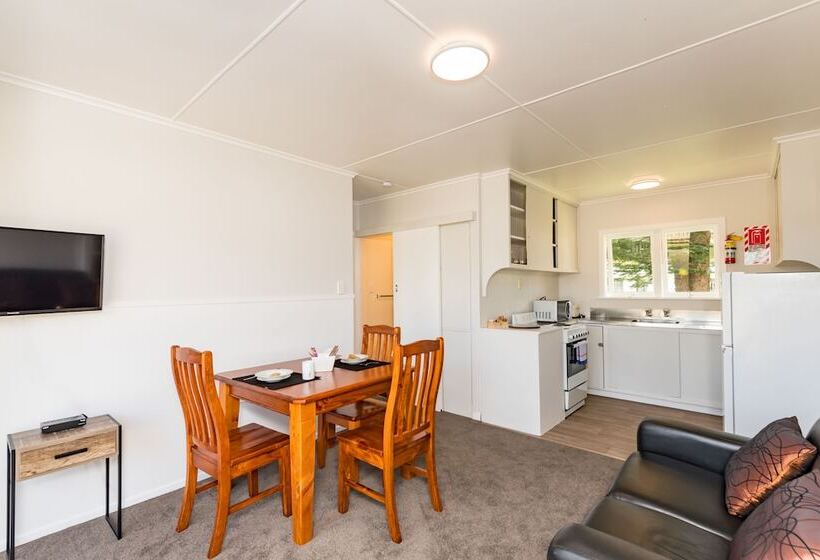 Waitangi Beach Bach 30a