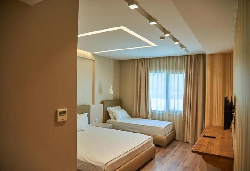 בית מלון כפרי Tirana Resort Radhime