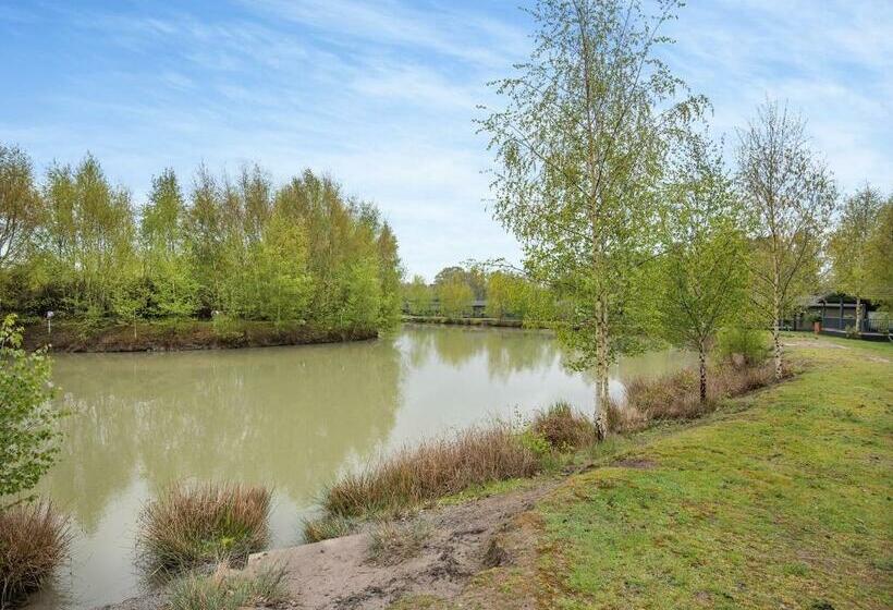 אתר נופש Woodhall Country Park Lodges