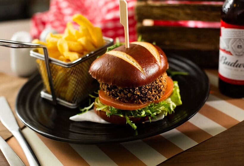 Отель Campanile Leicester