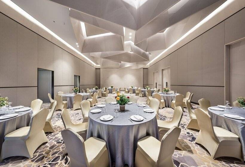 هتل Ayana Komodo Waecicu Beach