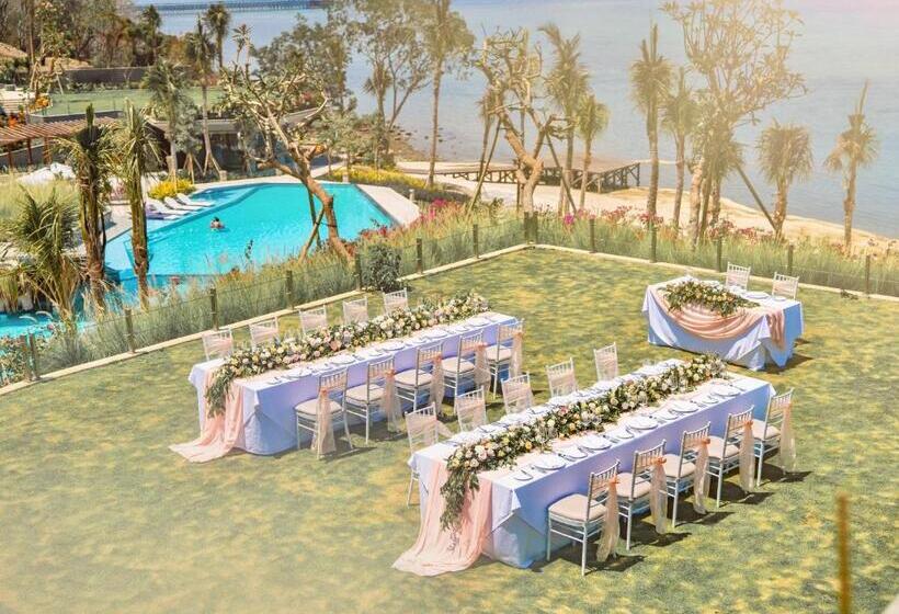 هتل Ayana Komodo Waecicu Beach