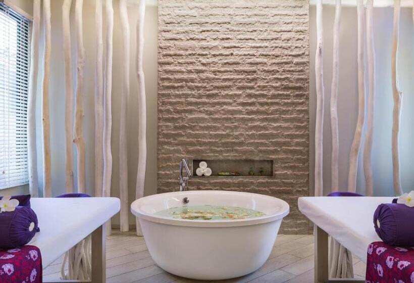 هتل Ayana Komodo Waecicu Beach