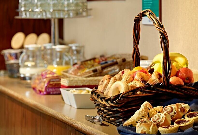 فندق Coast Fraser Tower