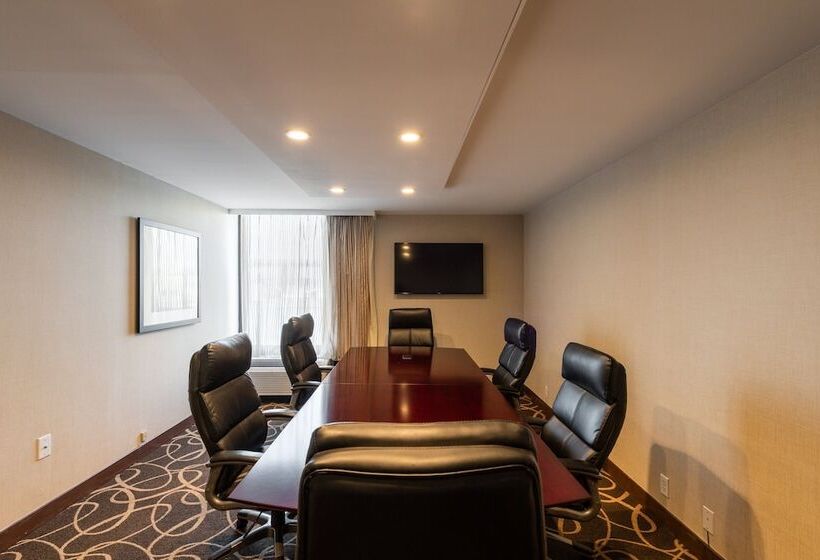 هتل Crowne Plaza Newark Airport, An Ihg