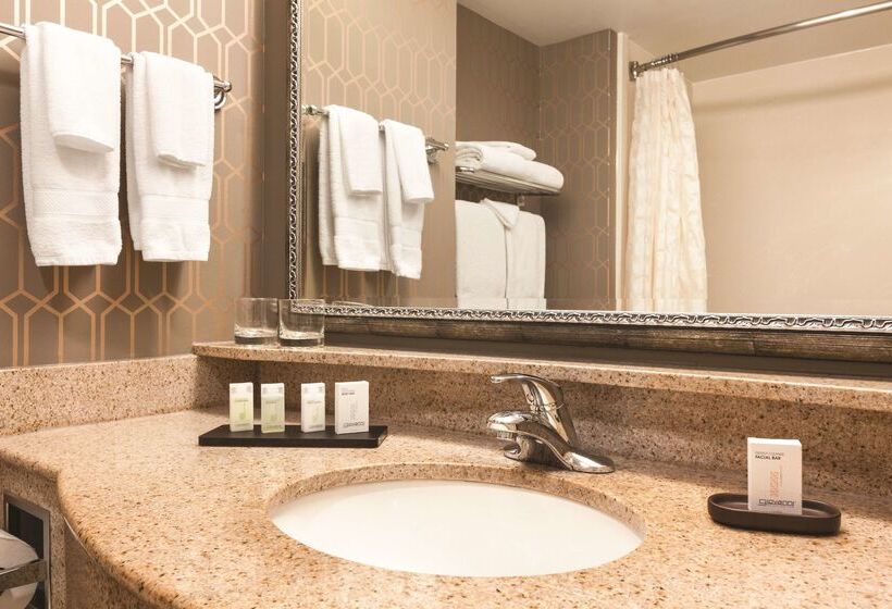 هتل Embassy Suites Louisville East