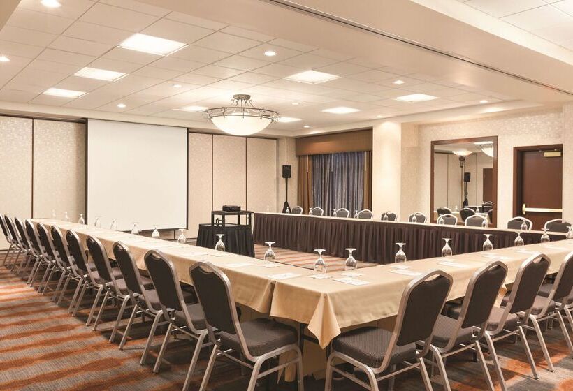 هتل Embassy Suites Louisville East